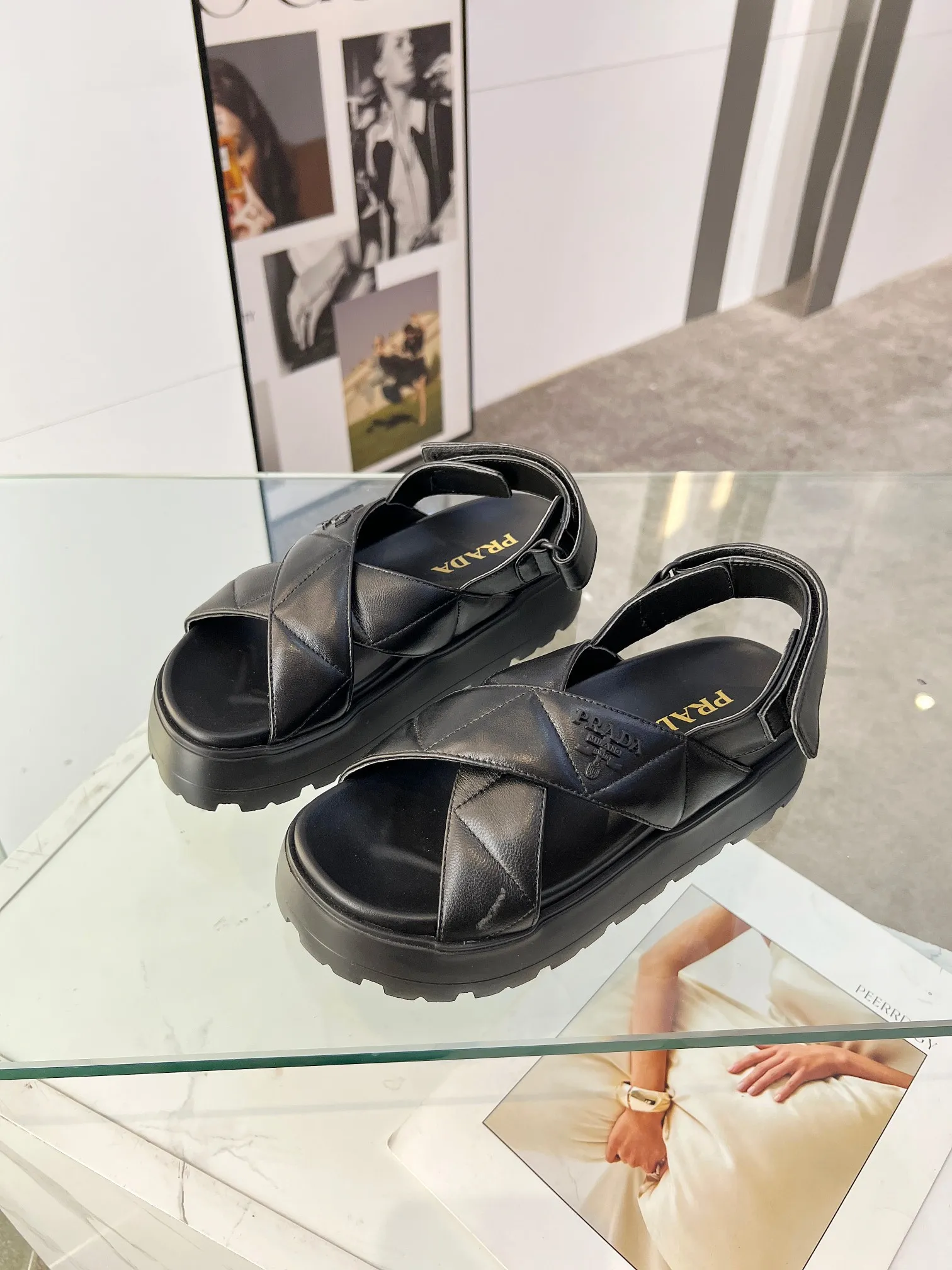 👟👟Ex-factory price 460👟👟 PRADA 2025 vs spring and summer popular sandals series... [Thick-soled double-button sandals] Original 1:1 customization, this year's most fashionable and popular retro British style, simple and elegant, all styles are good-looking, platform thick soles make you slimmer and taller, very comfortable, fashionable and versatile... Many Internet celebrities are on their feet. These platform round-toe thick-soled shoes are very popular this year. They can be worn (increased) for both leisure and leisure. ❶Material: Customized imported calf leather ❷Inner: Customized imported sheepskin ❸Outsole: Original molded ultra-light outsole ❹Sole thickness: 5.5cm ❺Number of yards: 35-40 ❻Packaging: Original full set of packaging ☀Color: Official website updated simultaneously